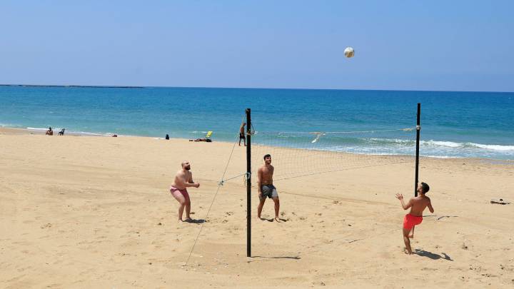 Gente jugando al volley en el Líbano.