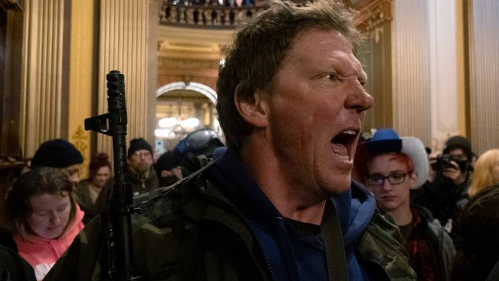 Hombres armados asaltan el Capitolio de Michigan para luchar ante el confinamiento