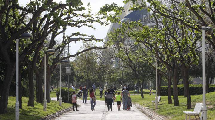 Un parque de Valencia cercano a la Ciudad de las Artes y las Ciencias el domingo 26 de abril, primer día que los menores de 14 años pudieron salir a la calle a pasear por el confinamiento.
