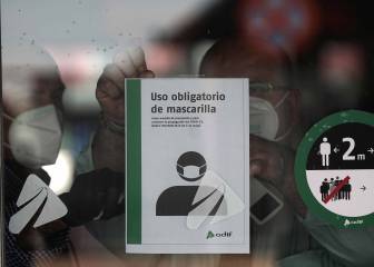 Un cartel de Adif en la estación de Córdoba recuerda el uso obligatorio de mascarilla en el transporte público.