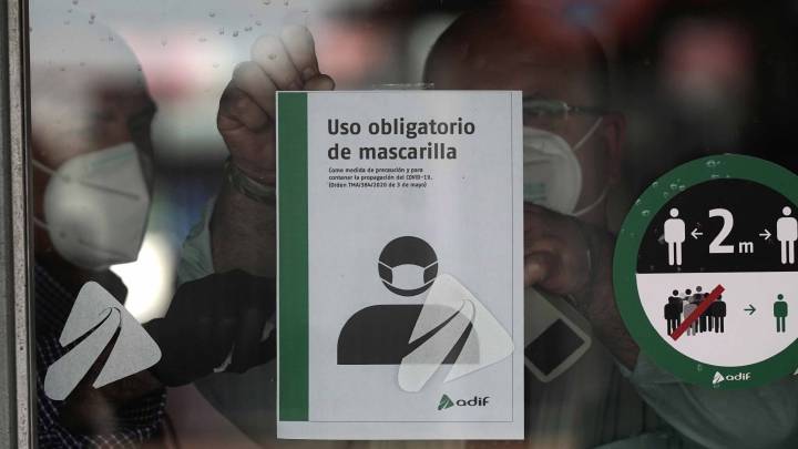 Un cartel de Adif en la estación de Córdoba recuerda el uso obligatorio de mascarilla en el transporte público.
