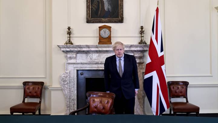 Boris Johnson estudia aislar 14 días a los que entren en el país