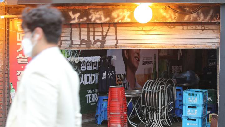 Un repunte obliga a cerrar de nuevo los bares en Seúl