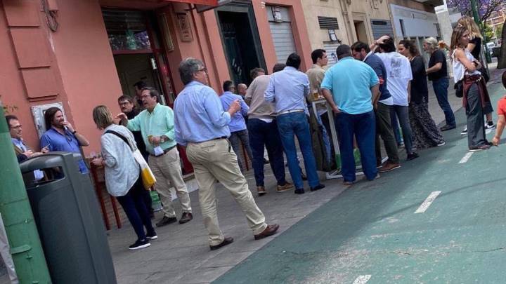 Un bar de Sevilla, desalojado tras no cumplir las distancias