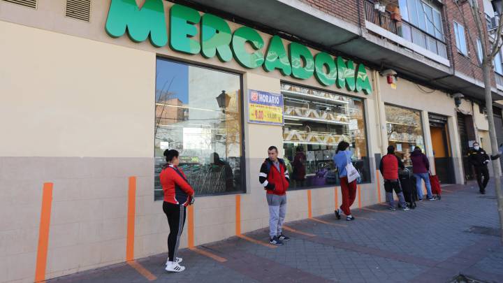 Varias personas hacen cola para entrar al Mercadona. 