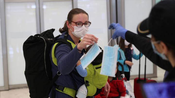 El Gobierno se plantea que la mascarilla sea obligatoria en todos los espacios públicos