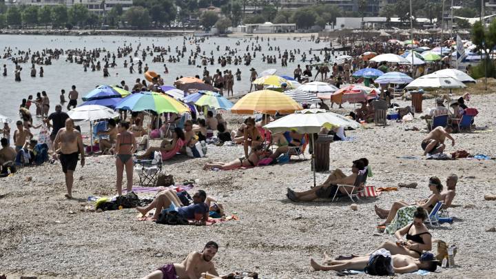En Grecia vuelven a la playa con ola de calor y distancia