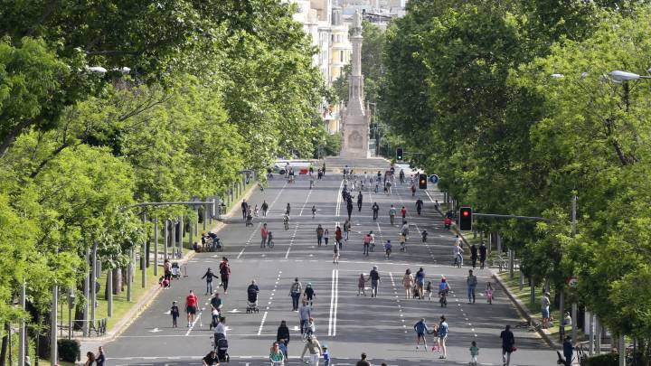 Gente caminando por el Paseo de la Castellana de Madrid el domingo 10 de mayo de 2020.