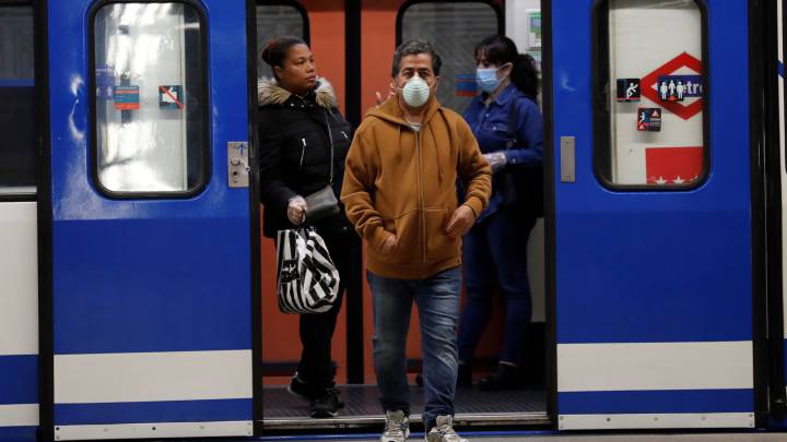 Gente con mascarillas en el metro de la estación de Atocha, Madrid. 