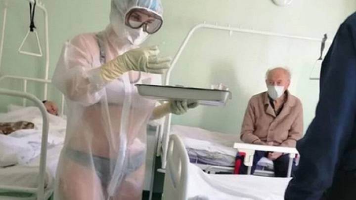 Expedientan a una enfermera en Rusia por llevar sólo ropa interior bajo un EPI transparente