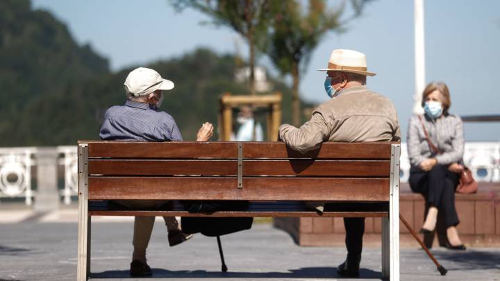 Unos ancianos conversan en el paseo de la Concha de San Sebastián.