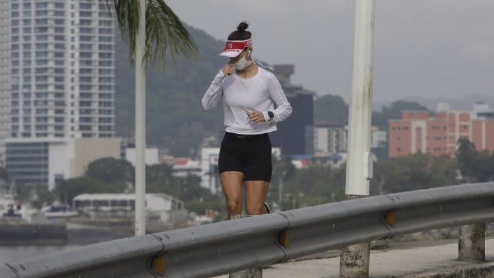 Una mujer hace deporte con mascarilla. 