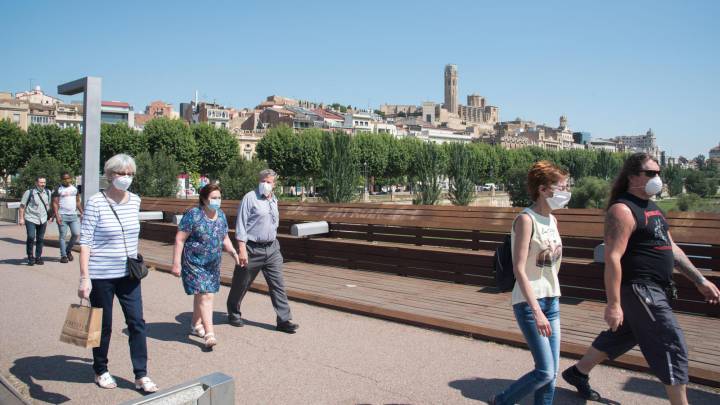 Un grupo de personas pasea por Lleida.