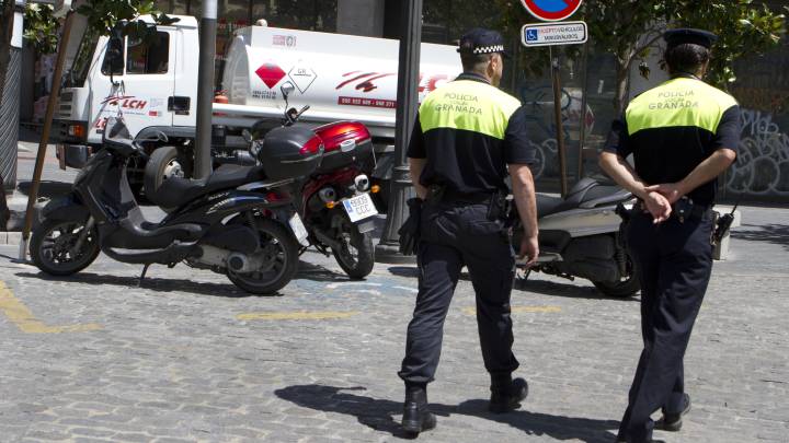 Dos policías locales de Granada. 