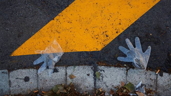 Tirar mascarillas y guantes al suelo: cuál es la multa y cómo reciclarlos