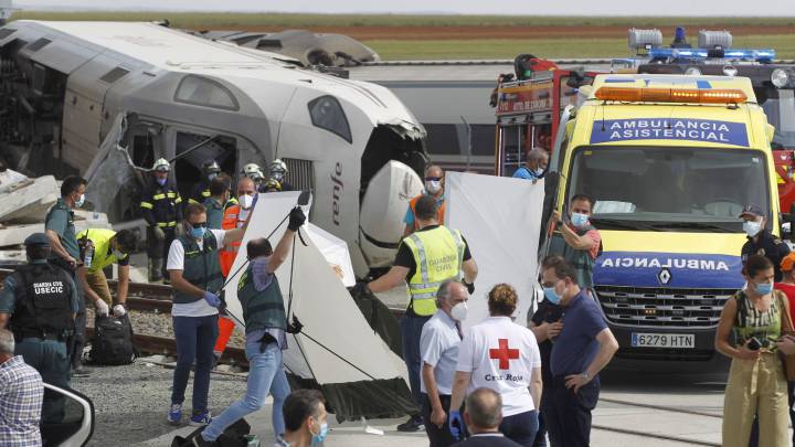 Mueren dos personas tras descarrilar un tren en Zamora