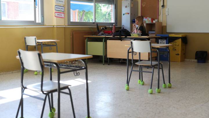 Distancia de seguridad entre pupitres en el aula de un colegio de Torrejón de Ardoz (Madrid).