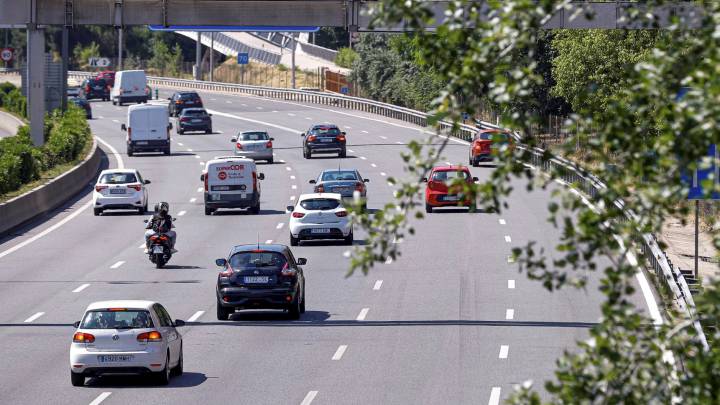 Decena y media de coches circulan a principios de junio por un tramo de la M-30, una de las principales vías de circunvalación de Madrid.