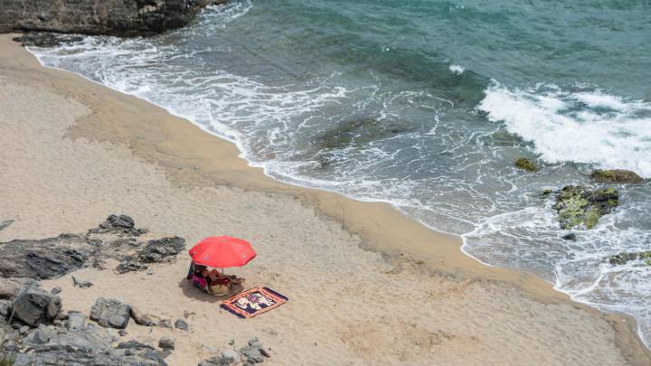  Una mujer disfruta de una mañana soleada en la playa de Sa Mesquida (Menorca).