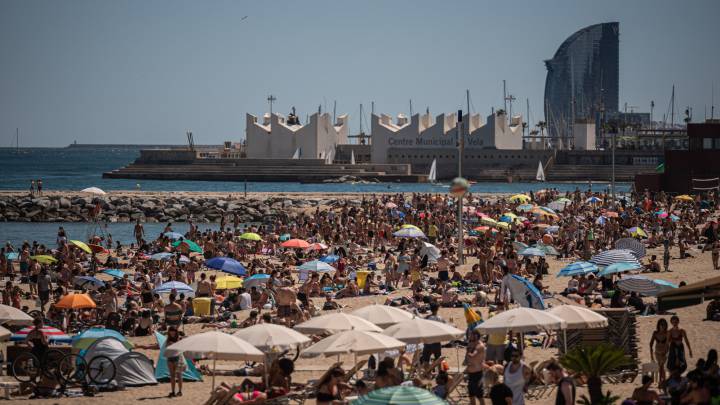 La playa de Nova Icàra presentaba esta imagen este sábado 13 por la tarde.