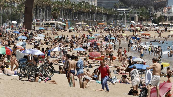 Barcelona podría imponer multas de hasta 200 euros por incumplir la distancia social en la playa