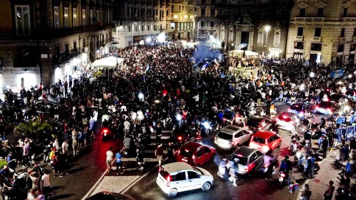 La OMS censura la celebración de la afición del Nápoles: "Desgraciados"