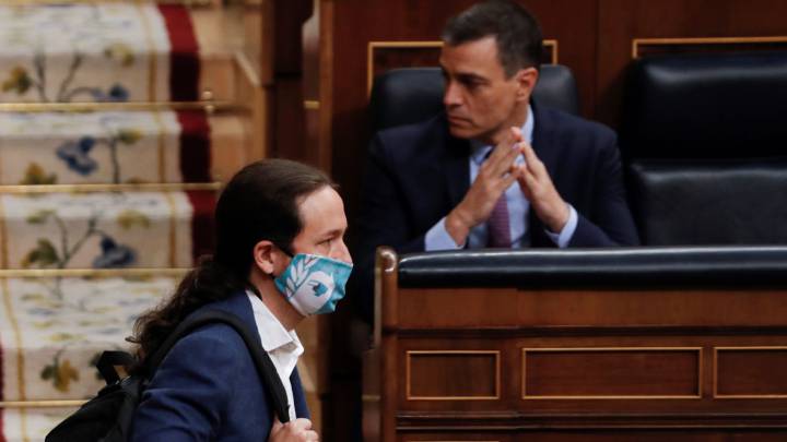 El vicepresidente segundo del Gobierno, Pablo Iglesias, pasa ante el presidente del mismo, Pedro Sánchez, durante su intervención en la primera sesión de control al Ejecutivo en el Congreso