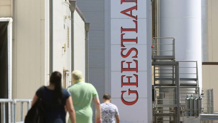 Imagen de varios trabajadores entrando a trabajar en el matadero de pavos de Geestland en Wildeshausen, Alemania, donde se ha detectado un nuevo brote de coronavirus.
