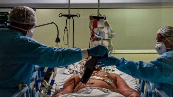 Dramáticas imágenes de cadáveres junto a pacientes con coronavirus en Brasil