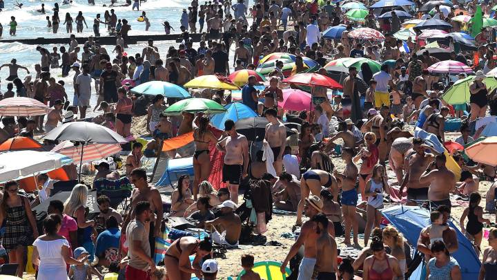 Caos en las playas británicas: masificación, puñaladas, peleas...