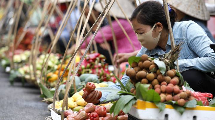 Vietnam logró mantener un crecimiento positivo de su economía en el segundo trimestre con un avance interanual del 0,36 por ciento, su cifra más baja en una década por el impacto de la crisis del coronavirus. 