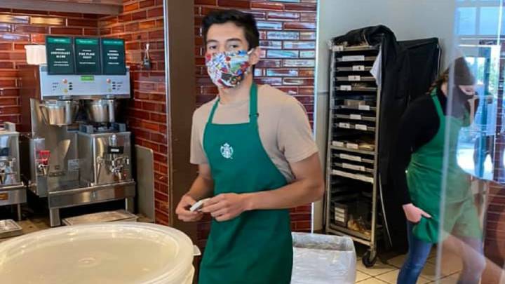 Imagen del camarero de Starbucks Lenin Gutiérrez, que se negó a atender a una cliente en San Diego al no llevar mascarilla.