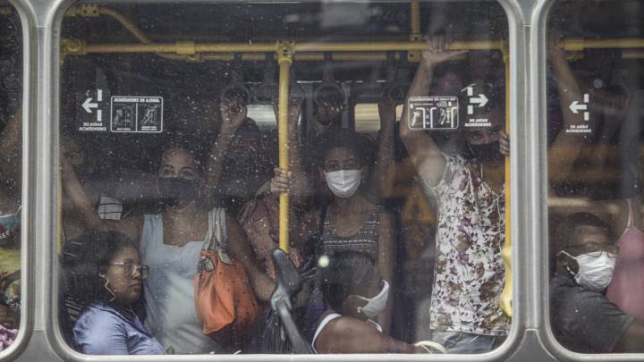 Pasajeros se amontonan en el transporte público de Río de Janeiro en medio de la reapertura económica.