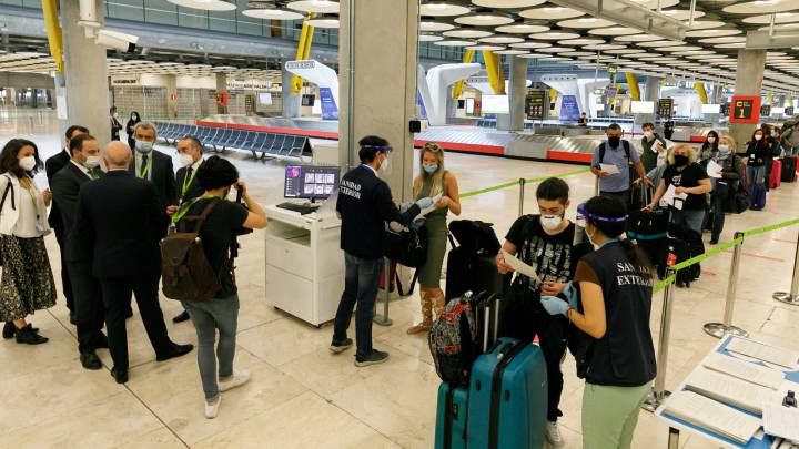 Pasajeros pasan por un control durante la visita del ministro de Transportes, Movilidad y Agenda Urbana, José Luis Ábalos y el ministro de Sanidad, Salvador Illa, en su visita al Aeropuerto Adolfo Suárez Madrid-Barajas.