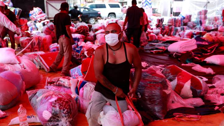 Un trabajador mexicano en un mercado