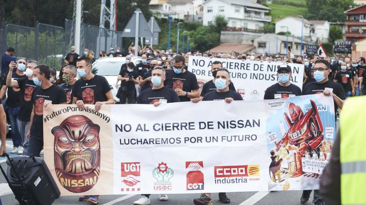 Trabajadores de Nissan Barcelona con pancartas nte la fábrica de la compañía en Los Corrales de Buelna, Cantabria (España)