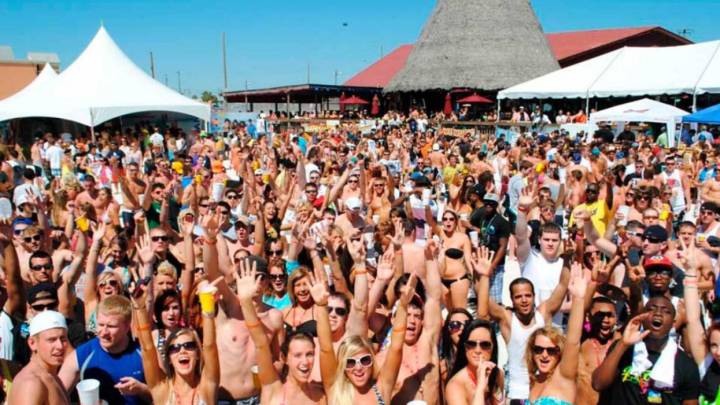 Un virlogo italiano advierte por las fiestas: La COVID-19 aument la locura general...
