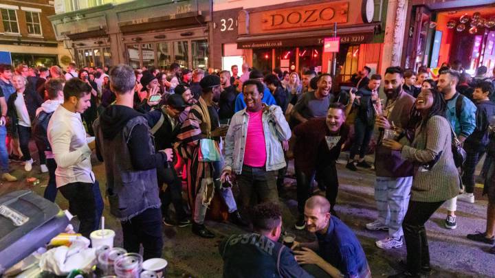 Noche de desfase en Londres: "Está claro que los borrachos no pueden guardar la distancia"