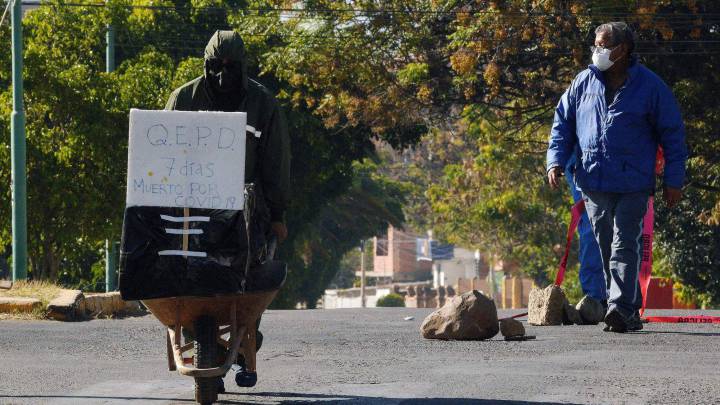 La familia de un muerto por coronavirus bloquea una calle con el ataúd para exigir su entierro
