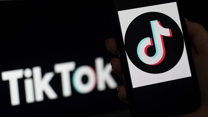 Imagen del logo de TikTok en la pantalla de un iPhone en Arlington, Virginia.