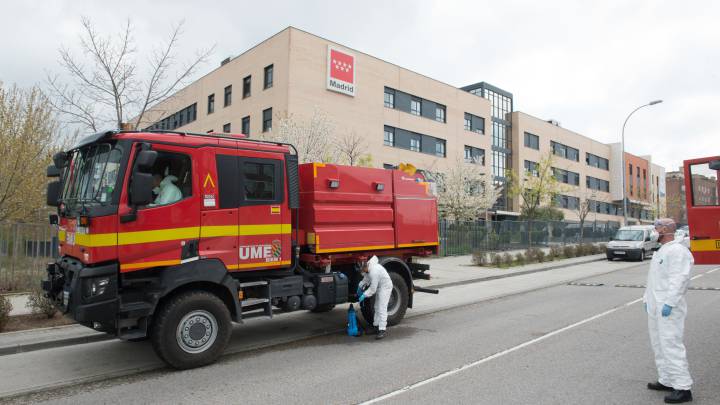Imagen de un camión de la UME delante de una residencia en Sanchinarro (Madrid).