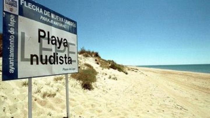 Imagen de la playa nudista en el Paraje Natural de la Flecha de Nueva Umbría en Lepe (Huelva).
