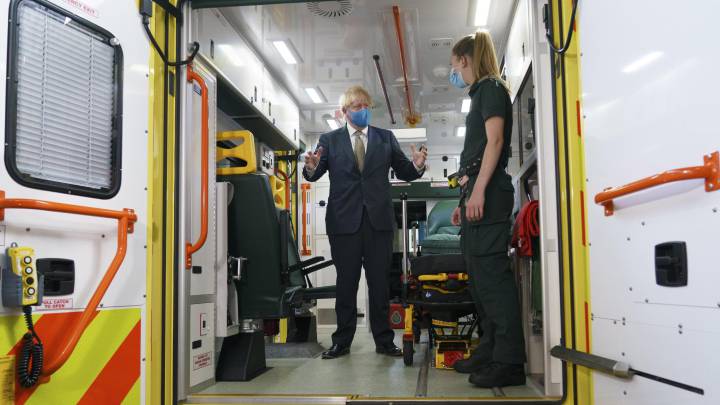 Boris Johnson charla con una enfermera de ambulancia