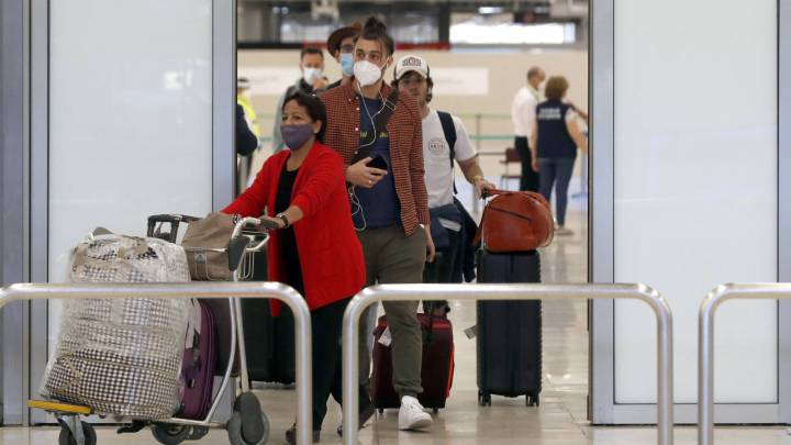 Aislados doce pasajeros de un vuelo Madrid-Vigo tras dar uno de ellos positivo