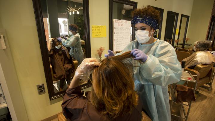 La mascarilla salva a 139 clientes de contagiarse en una peluquería