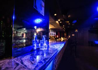 Una discoteca reparte pegatinas a sus clientes para tapar la cámara del móvil