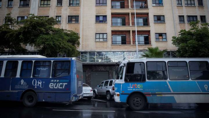 AME3745. CARACAS (VENEZUELA), 21/07/2020.- Vista este martes de la residencia estudiantil Livia Gouverneur, en Caracas (Venezuela). El Gobierno venezolano ordenó el desalojo de una residencia estudiantil en Caracas para albergar a los contagiados asintomáticos de la COVID-19 en el país, denunciaron este martes los estudiantes que aún permanecen en el recinto. "No estamos de acuerdo con que se desalojo porque les da la gana", dijo a Efe el universitario Román Pérez, quien vive desde hace tres años en el edificio. EFE/RAYNER PEÑA R