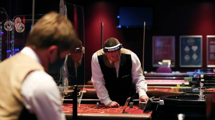 El TSJC levanta el cierre a medianoche para bares y casinos y prohibe las discotecas