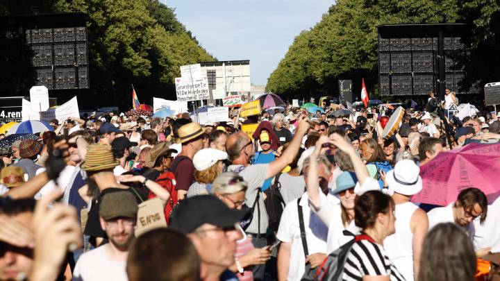 Irresponsabilidad en Berlín: 15.000 personas se manifiestan sin mascarillas ni distancia