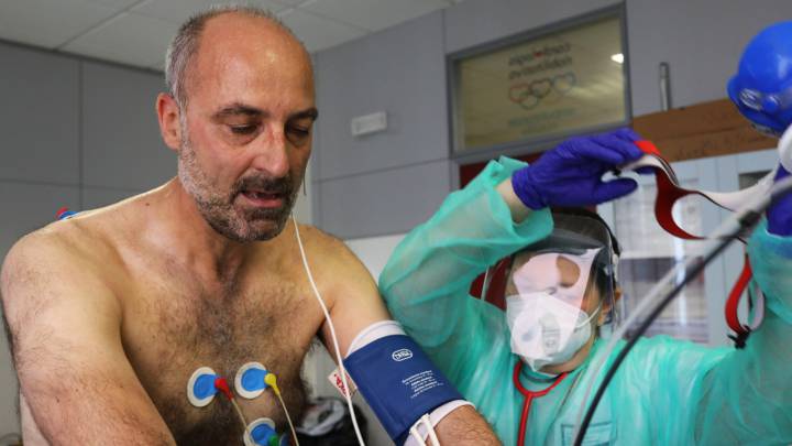 Un paciente que superó el coronavirus hace ejercicios de rehabilitación en un hospital de Génova (Italia).